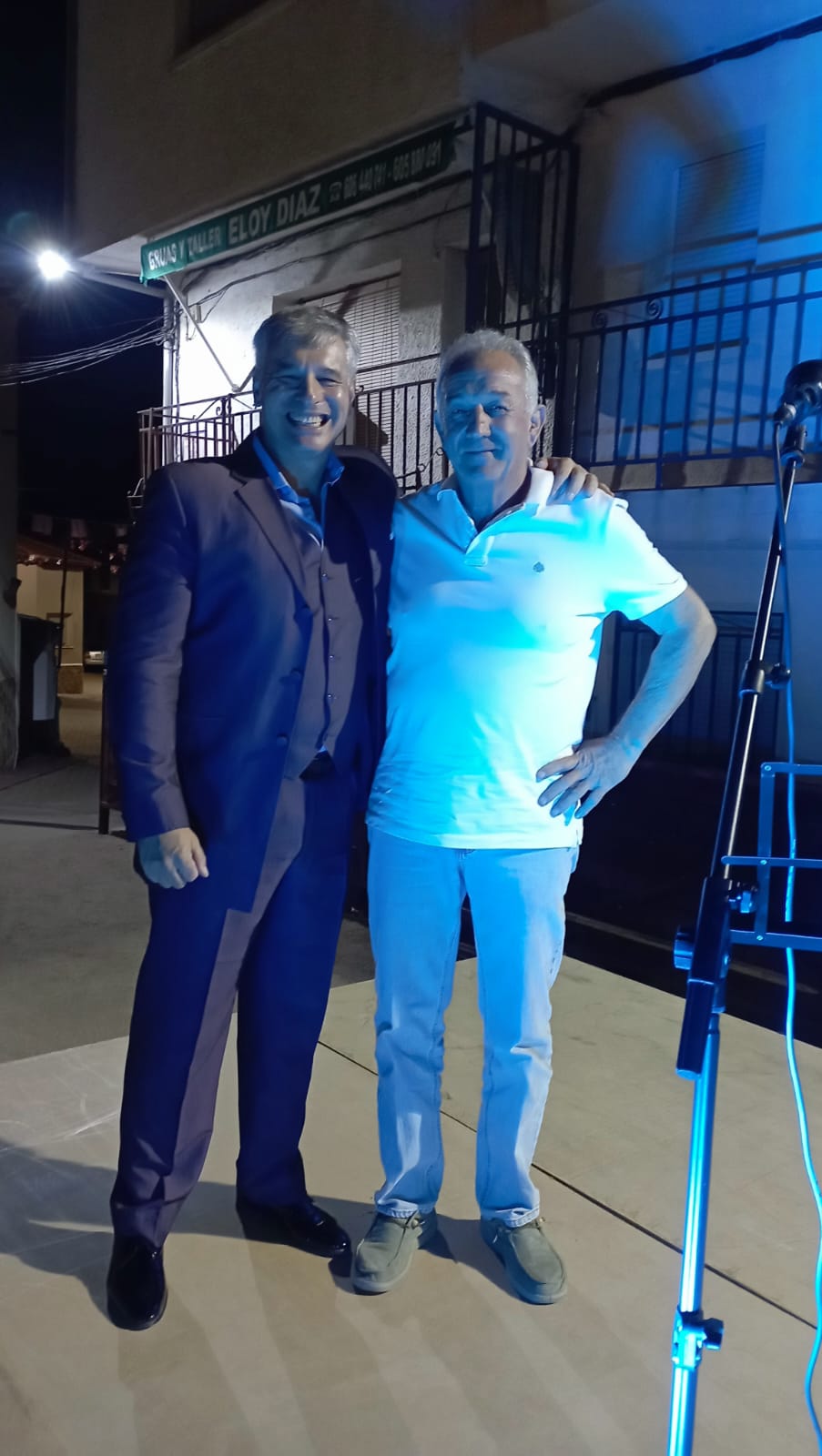 Alessandro Bassi con el alcalde de Lanzahíta