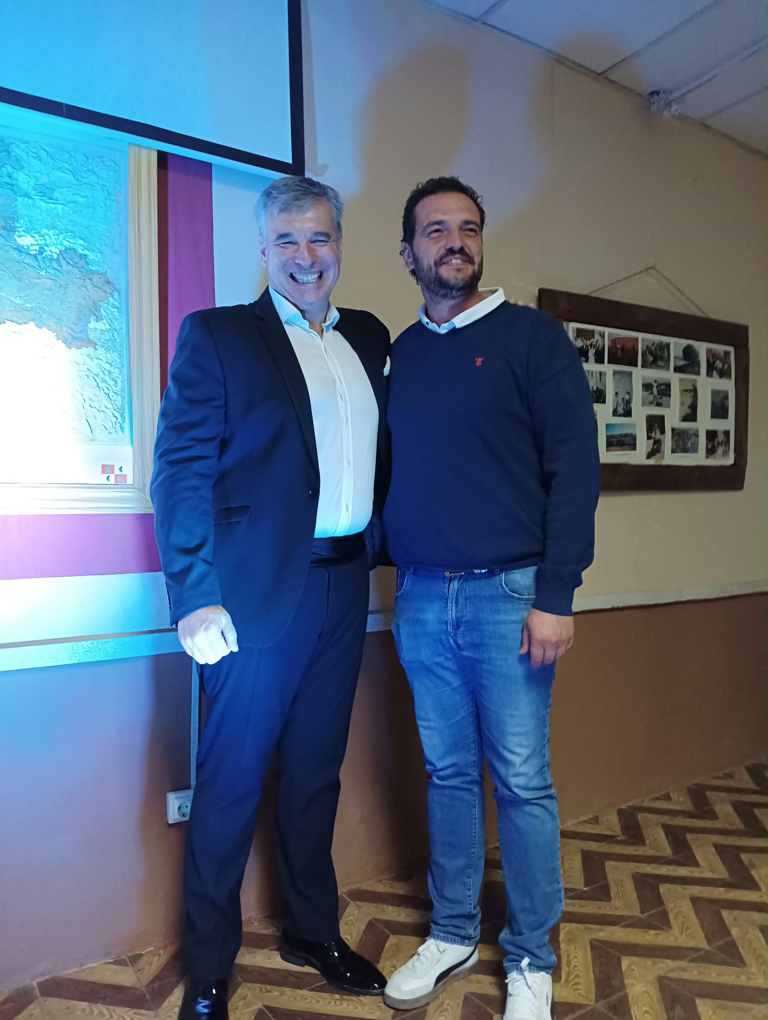 Alessandro Bassi con el alcalde de Martiherrero José Luis del Nogal