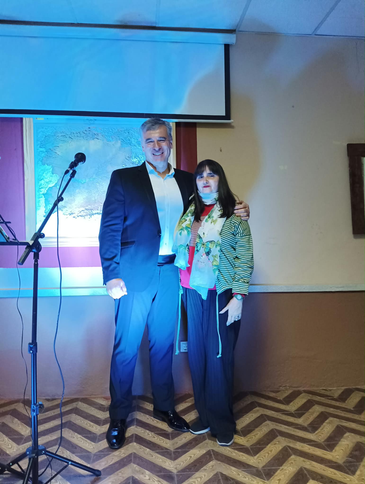 Alessandro Bassi con una vecina de Martiherrero