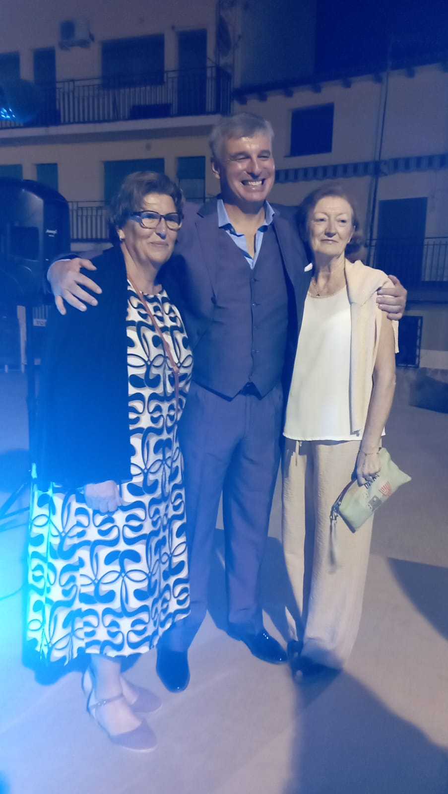 Alessandro Bassi en un encuentro entrañable con vecinas de Lanzahíta