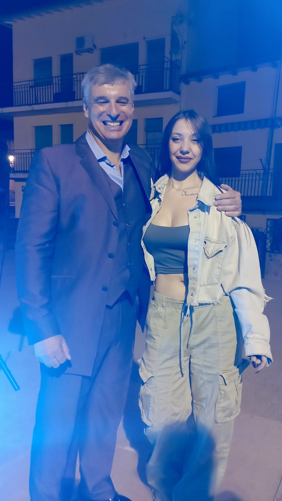 Alessandro Bassi con una joven seguidora en Lanzahíta