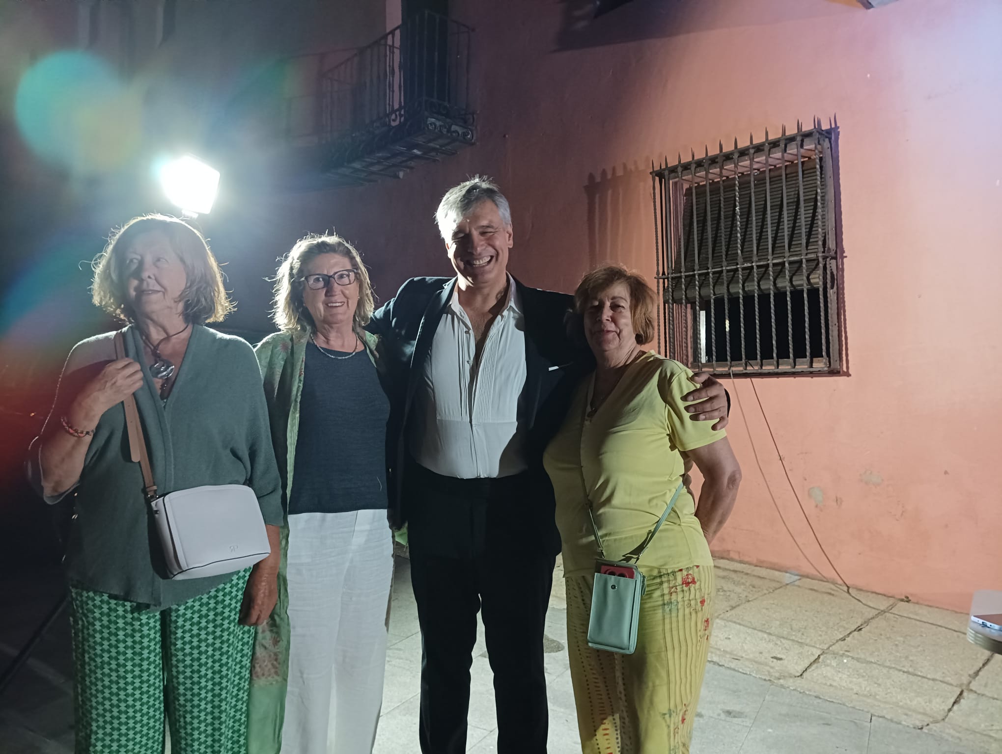 Alessandro Bassi con vecinos de Mombeltr&aacute;n - imagen 1