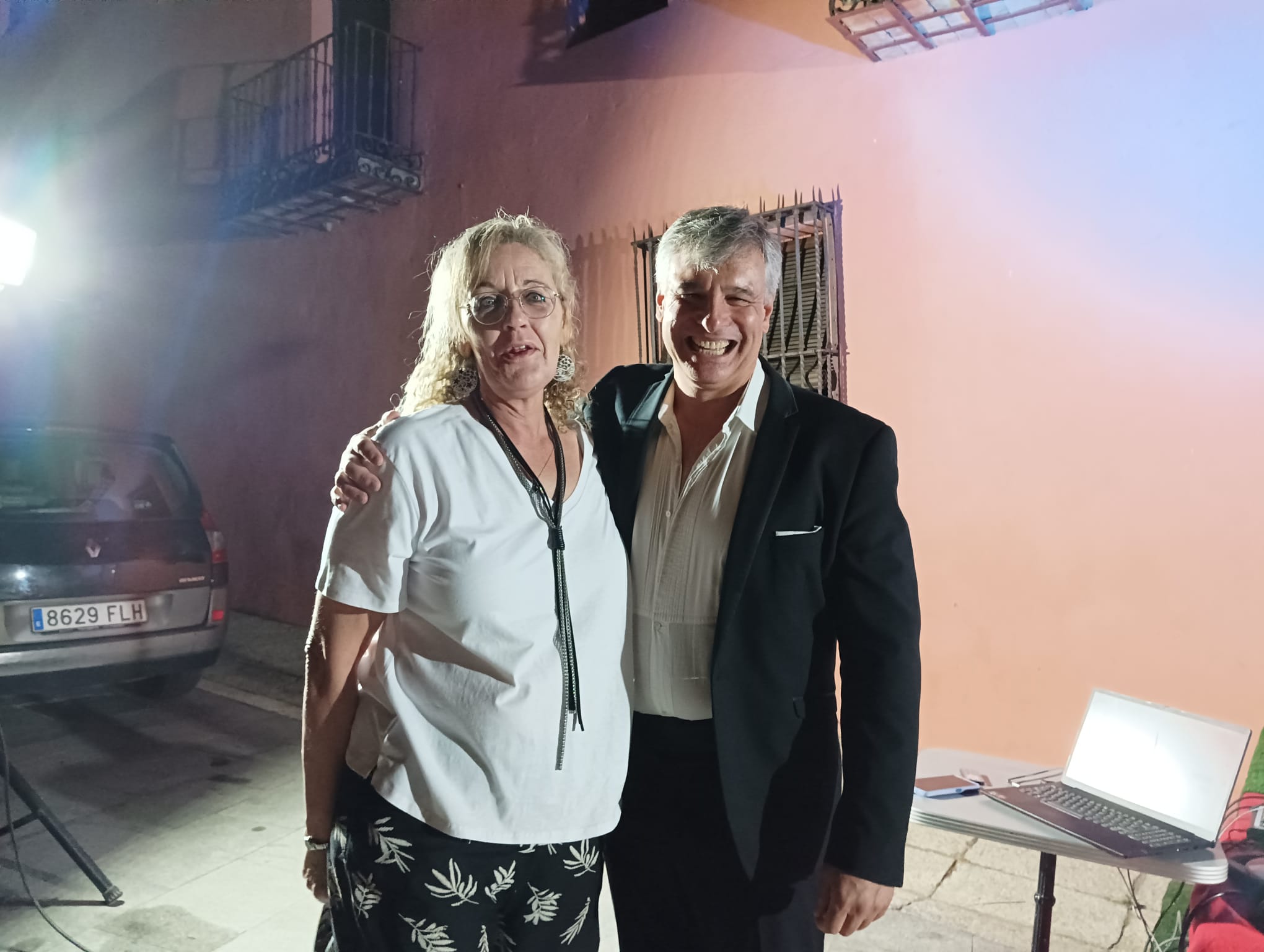 Alessandro Bassi con una vecina de Mombeltr&aacute;n - imagen 2