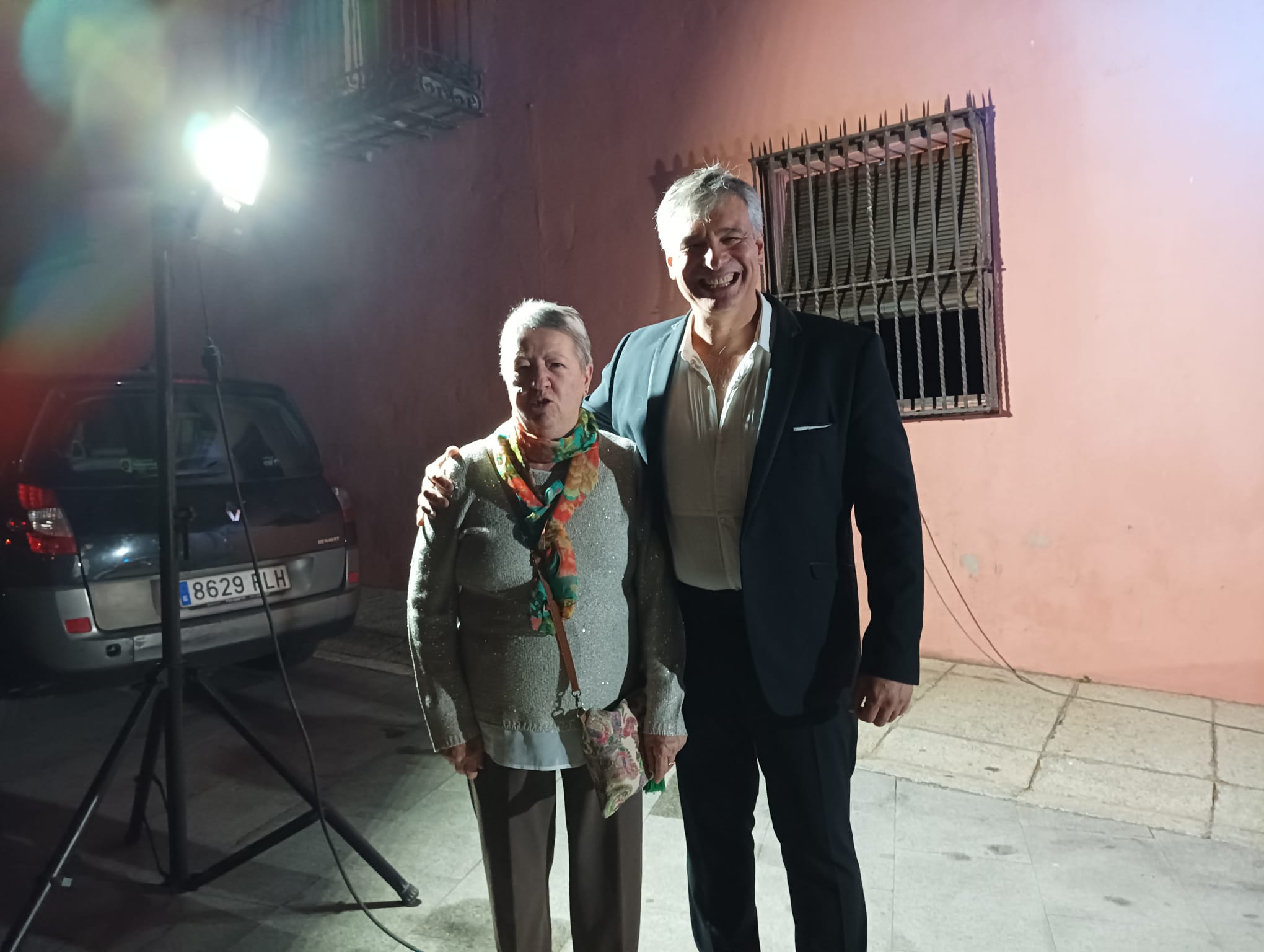 Alessandro Bassi con una vecina de Mombeltr&aacute;n - imagen 4