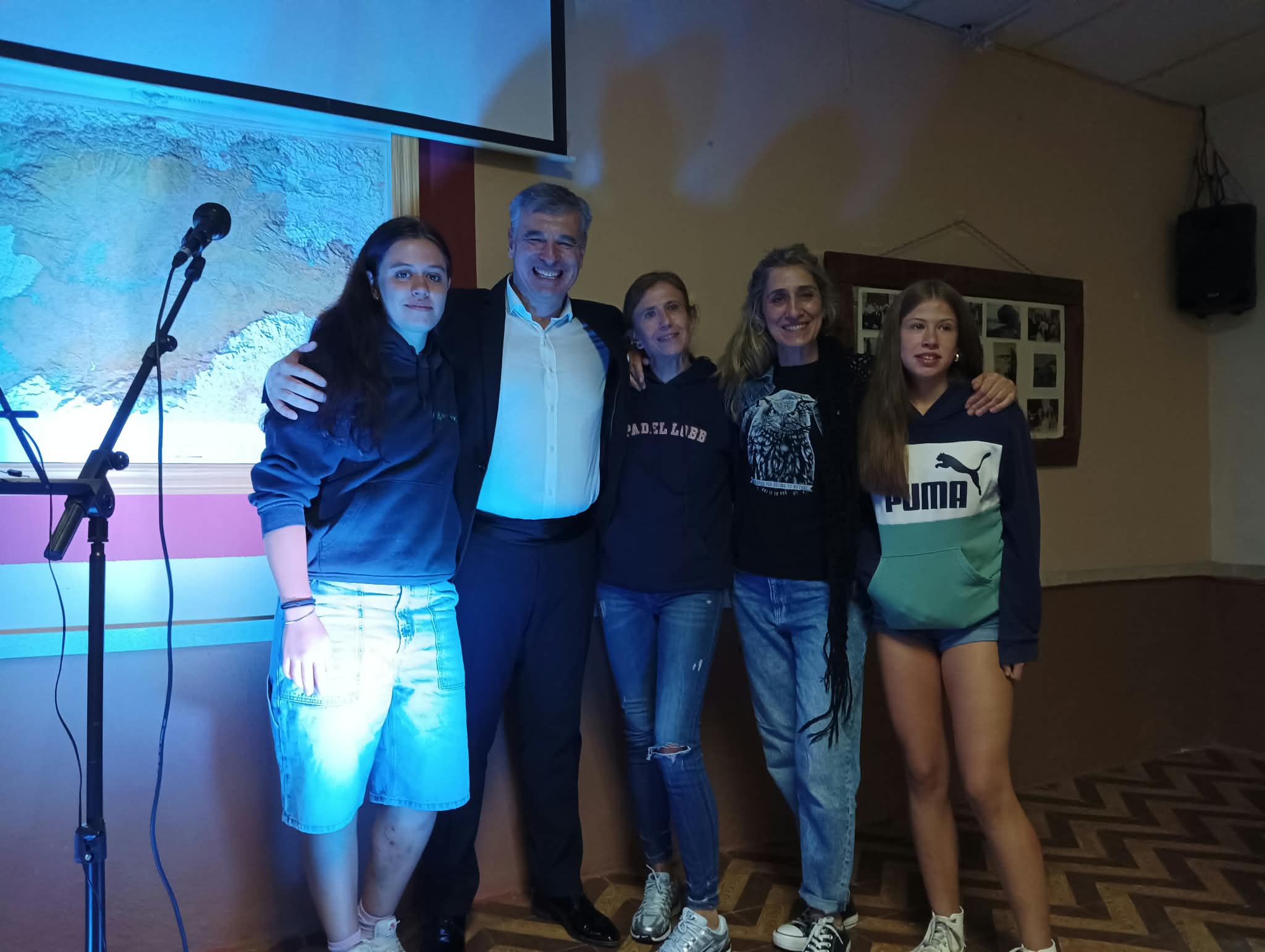 Alessandro Bassi con vecinas de distintas generaciones en Martiherrero