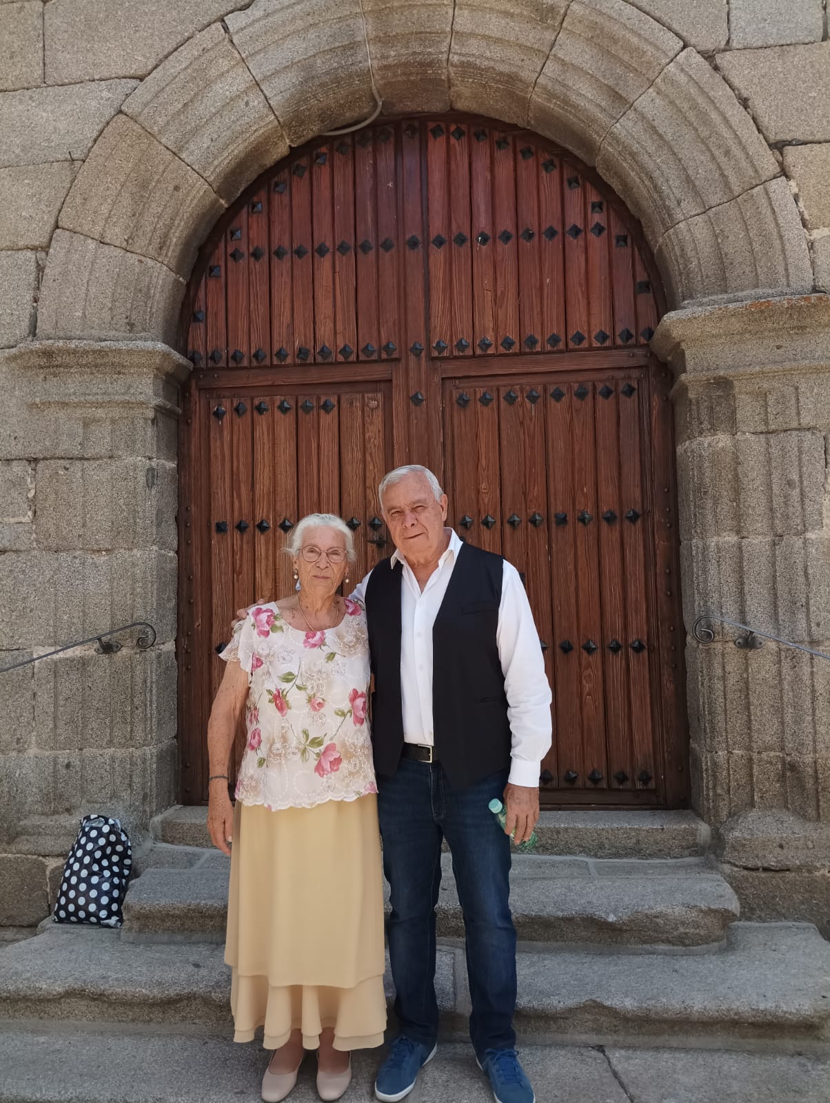 Dos vecinos de Navalmoral de la Sierra durante la actuación de Alessandro Bassi