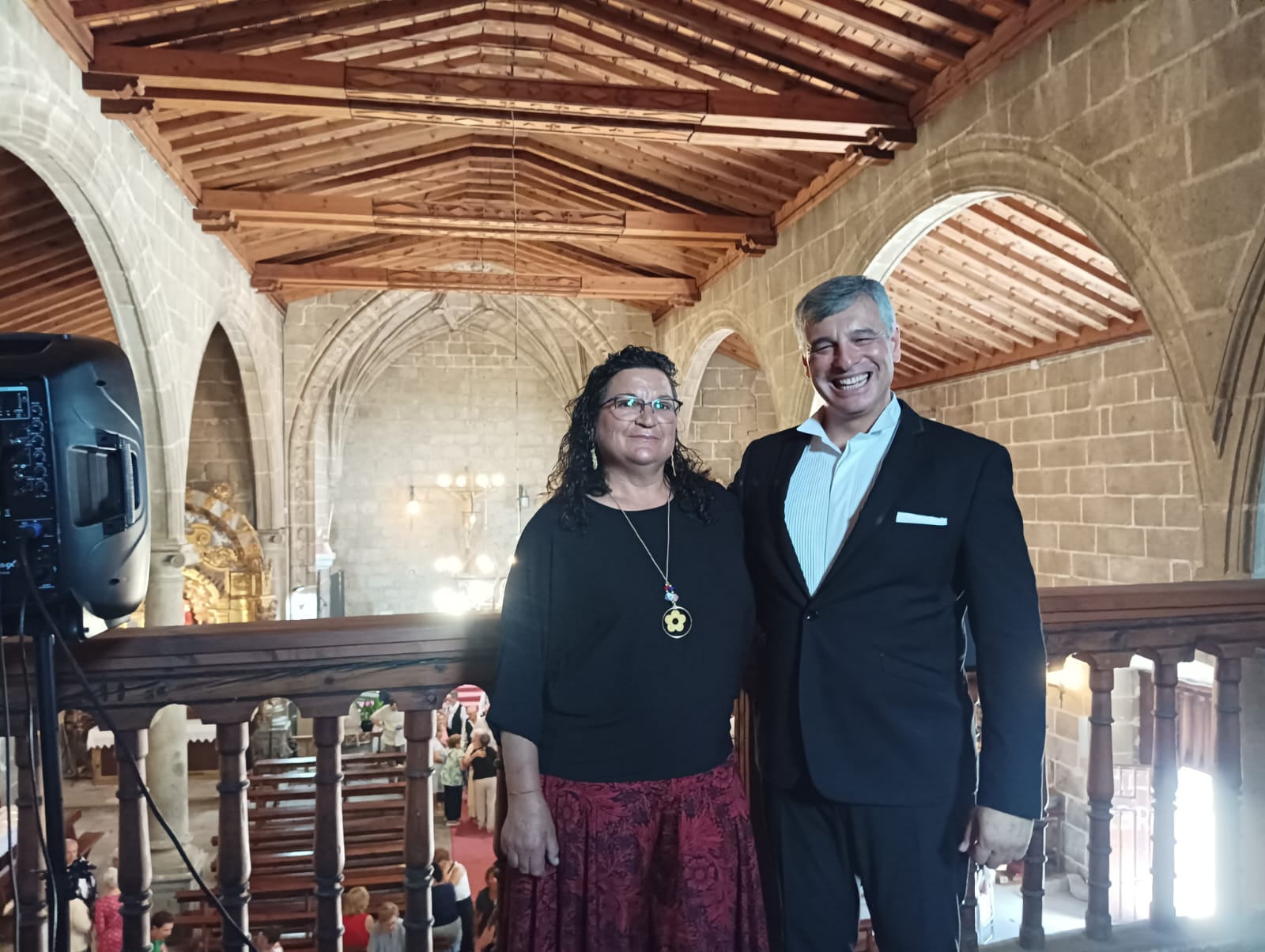 Alessandro Bassi con una vecina de Navalmoral de la Sierra