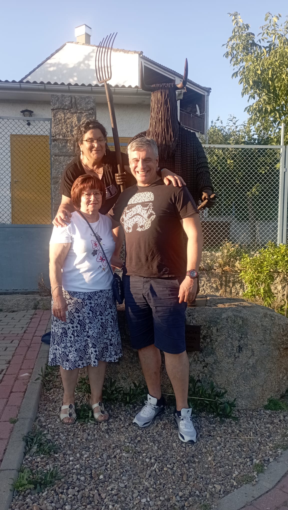 Alessandro Bassi con vecinos de Navalosa y el Cucurrumacho
