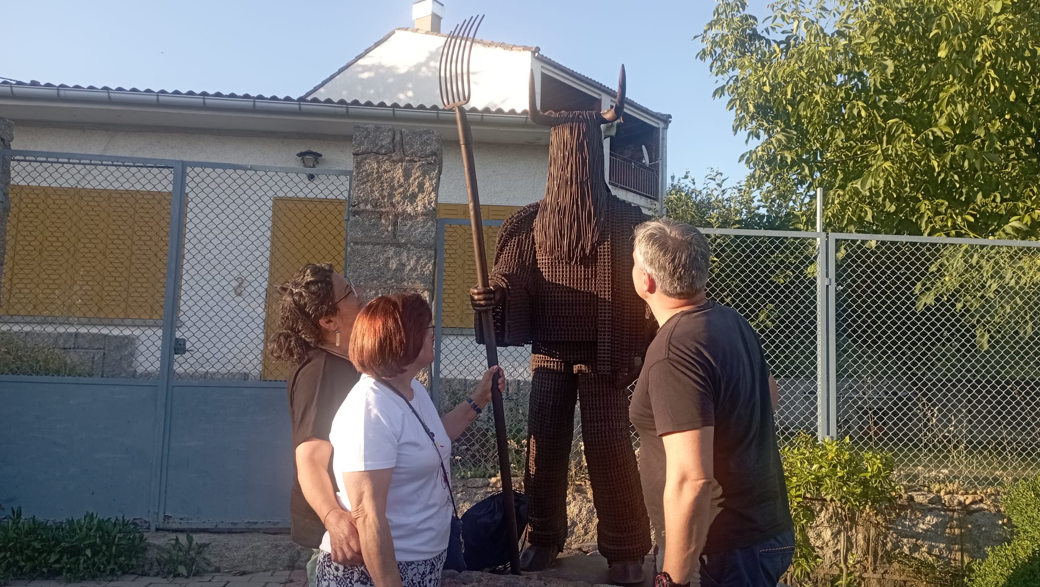 Vecinos de Navalosa junto al Cucurrumacho, símbolo de la localidad