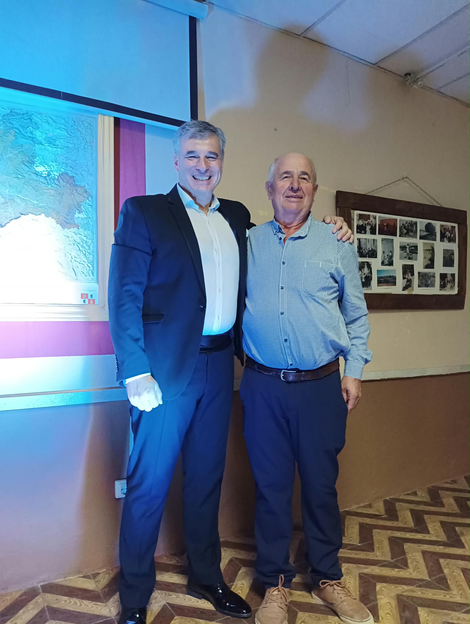 Alessandro Bassi con un vecino de Martiherrero tras el concierto