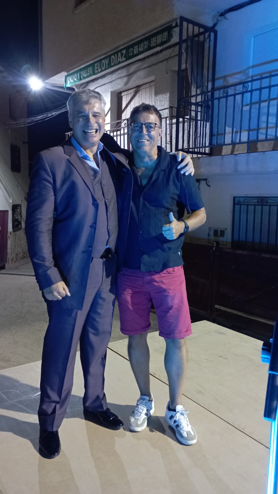 Alessandro Bassi comparte una sonrisa tras el concierto en Lanzahíta