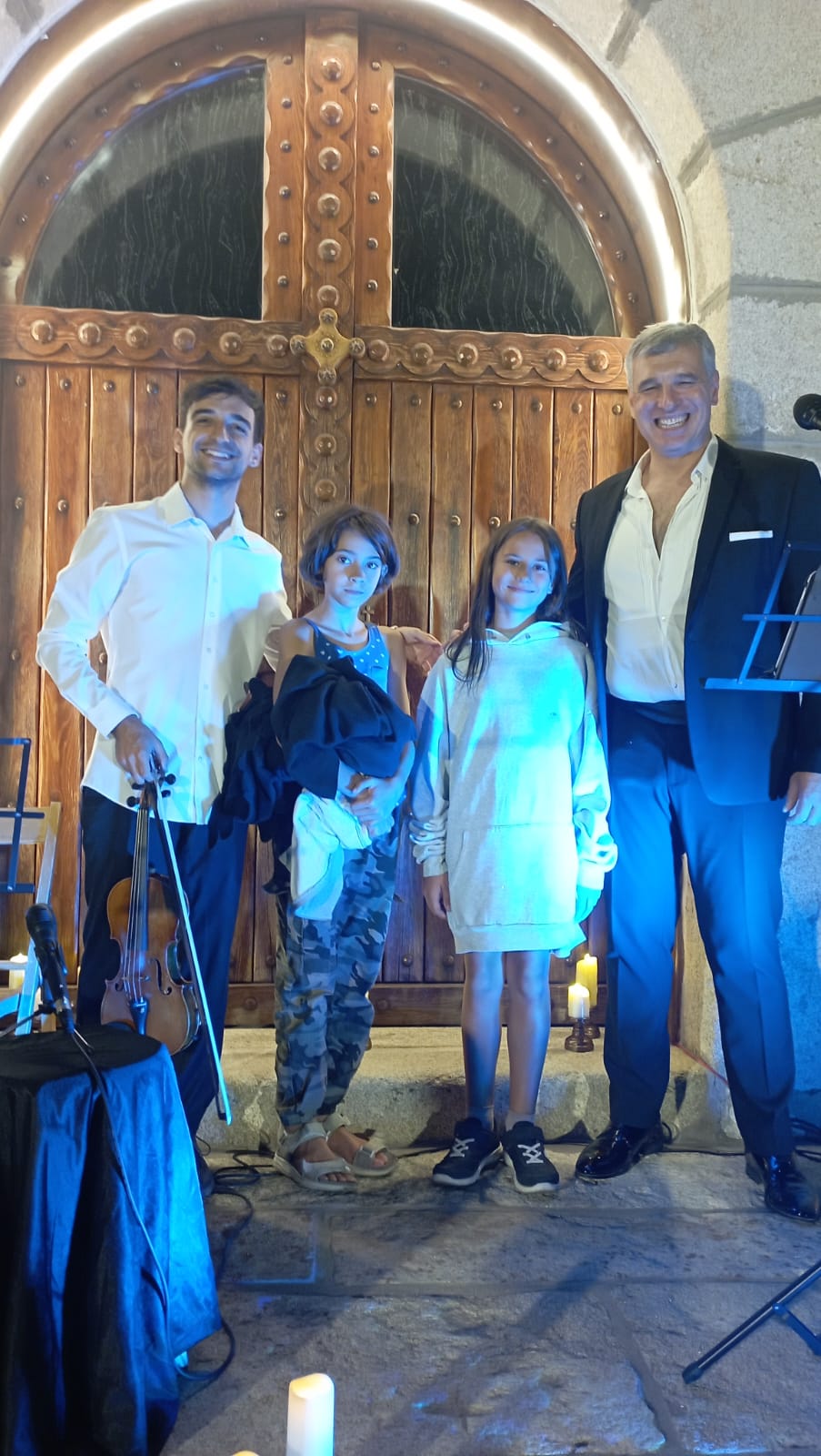 Alessandro Bassi con dos jóvenes vecinas de Casillas