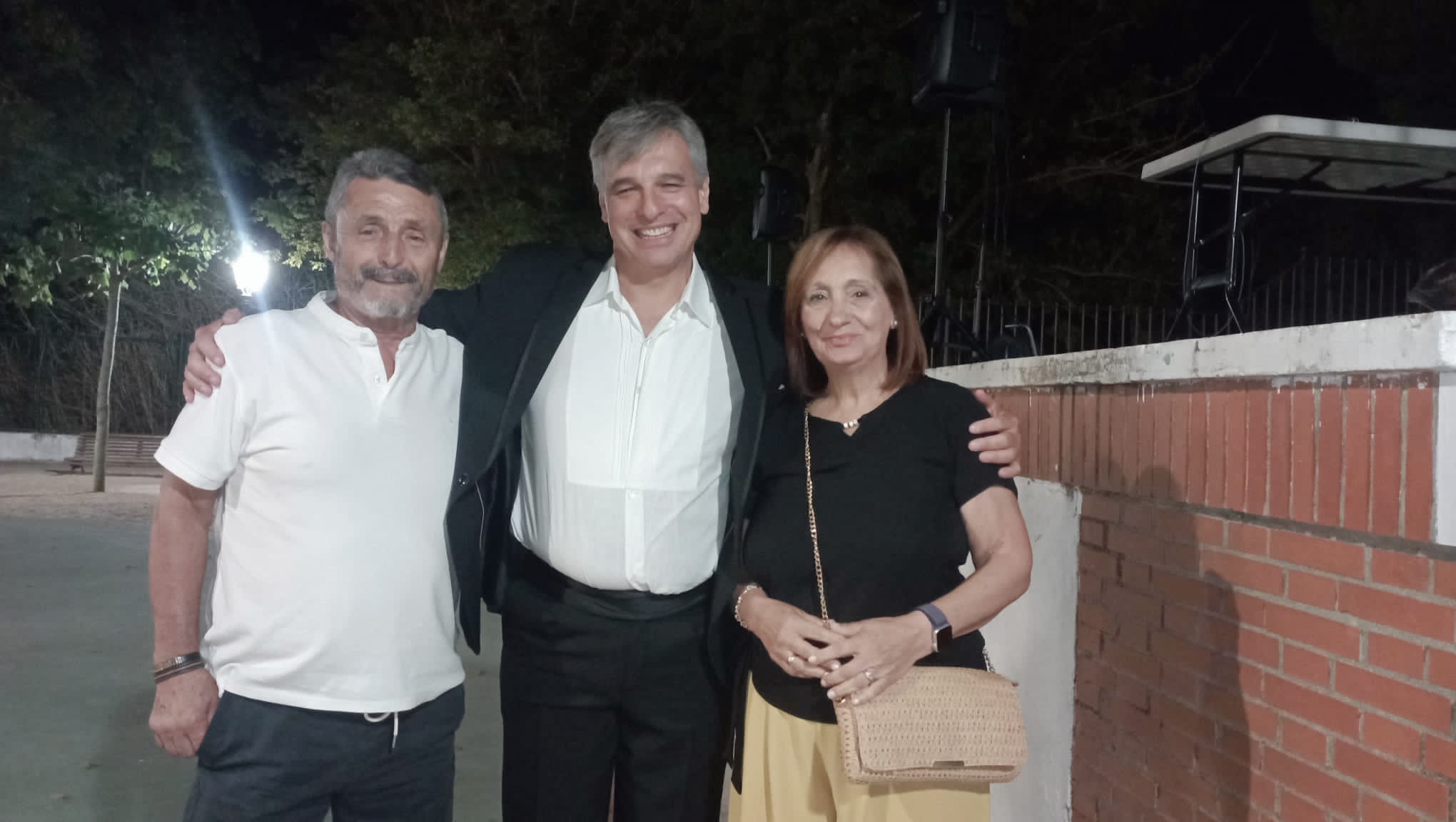 Alessandro con vecinos de Arcic&oacute;llar