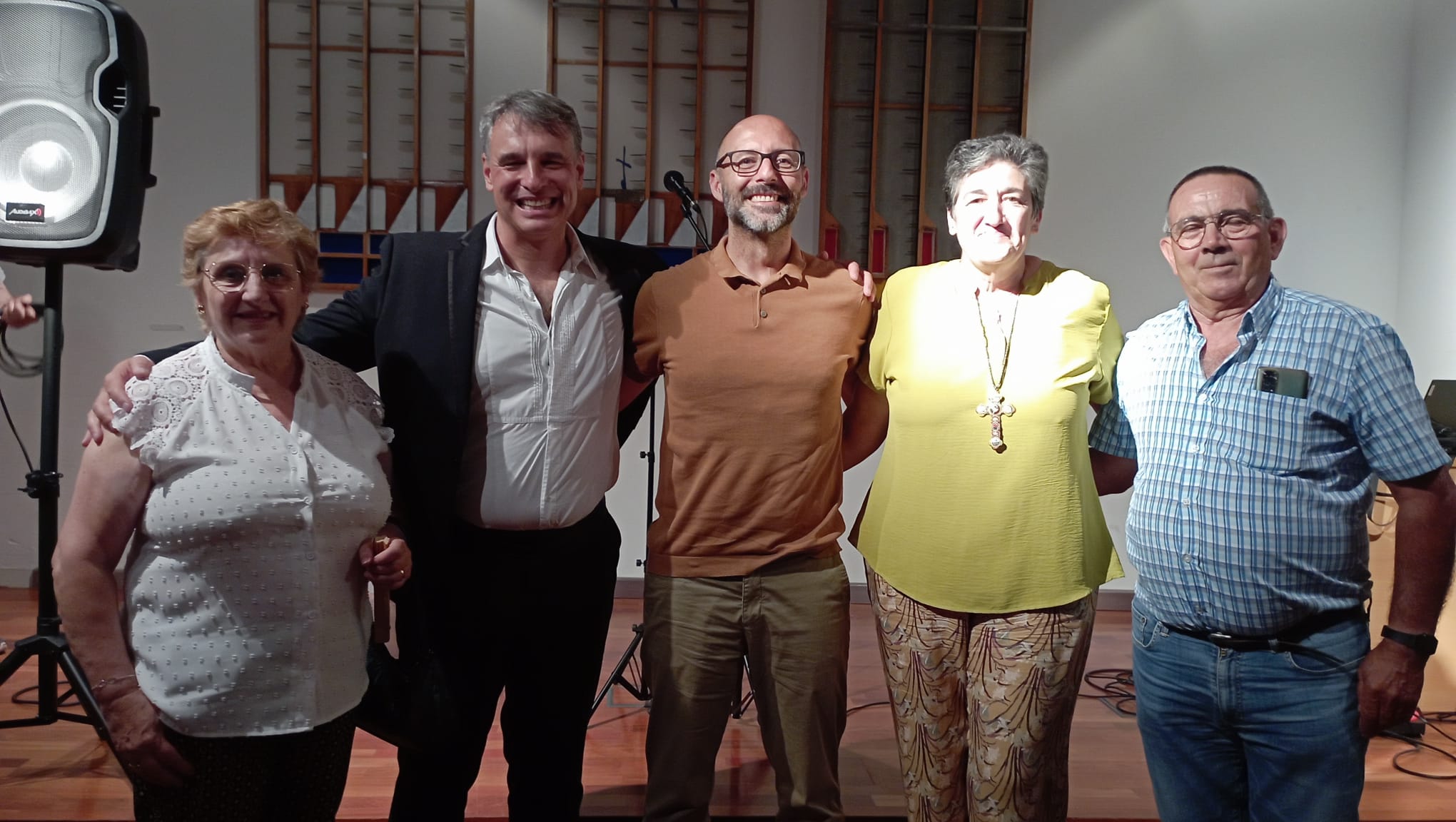 Alessandro Bassi con vecinos de Fontiveros
