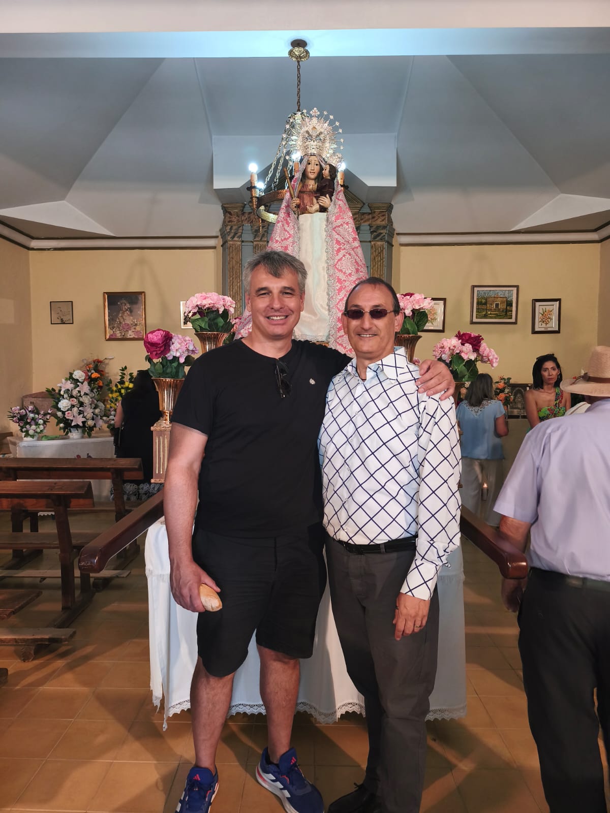 Alessandro Bassi con Juan Carlos Sánchez, de Navatalgordo