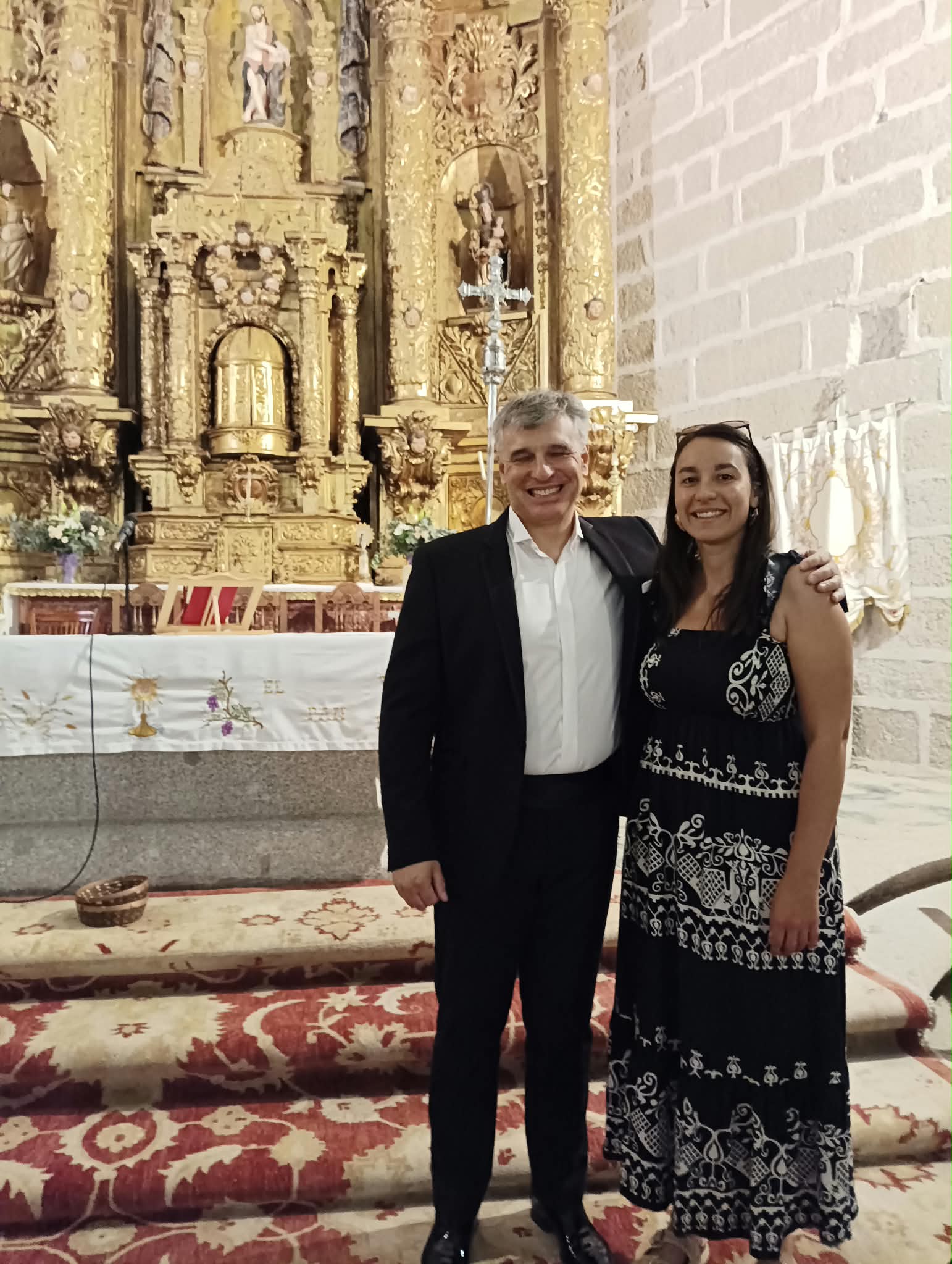 Alessandro Bassi con la señora López en las fiestas de Cabezas del Villar